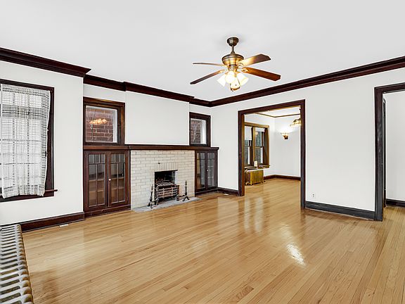 3rd image of 131 N Lombard Ave