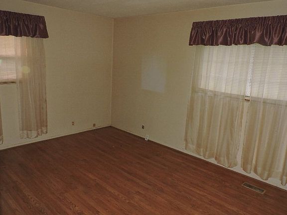 4th image of 999 Chateau Dr