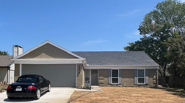 Front of house, New driveway/Sidewalk and grass/Freshly Painted exterior
