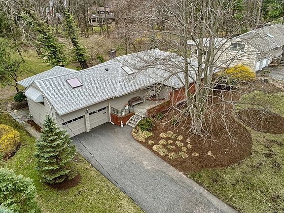 3rd image of 141 Saddlewood Dr