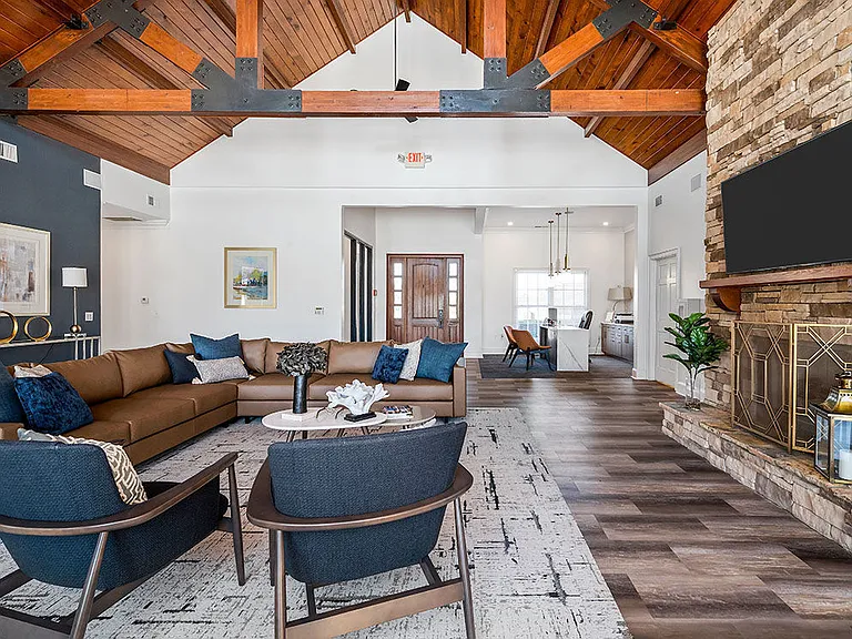 Houston Lake Apartments — Photo 7