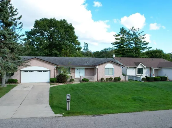37210 Almont Dr E, Sterling Heights, MI 48310