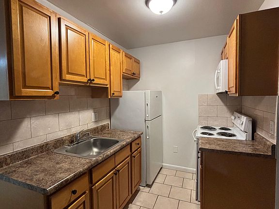 3rd image of 433 Willow St #13