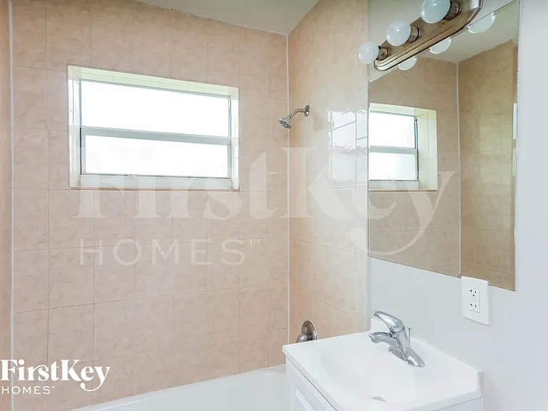 4531 NE 5th Ave — Photo 17