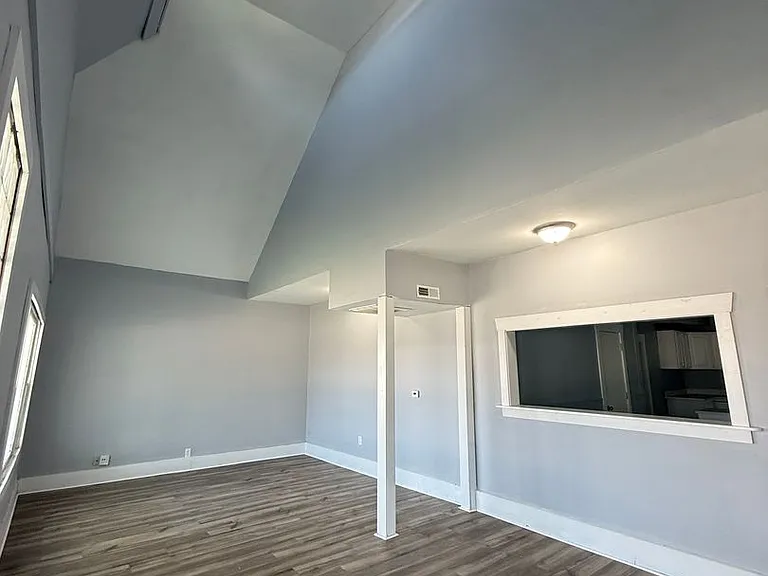 2809 Columbia Ave — Photo 4