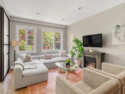 296 E 2nd St APT 2D, New York, NY, 10009