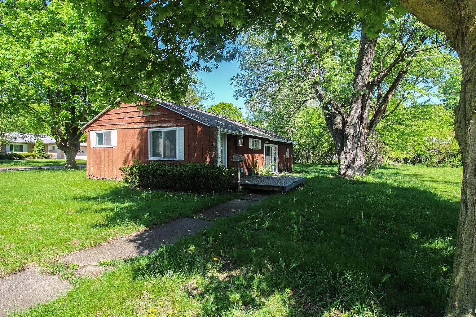 321 N Douglas Ave photo 1