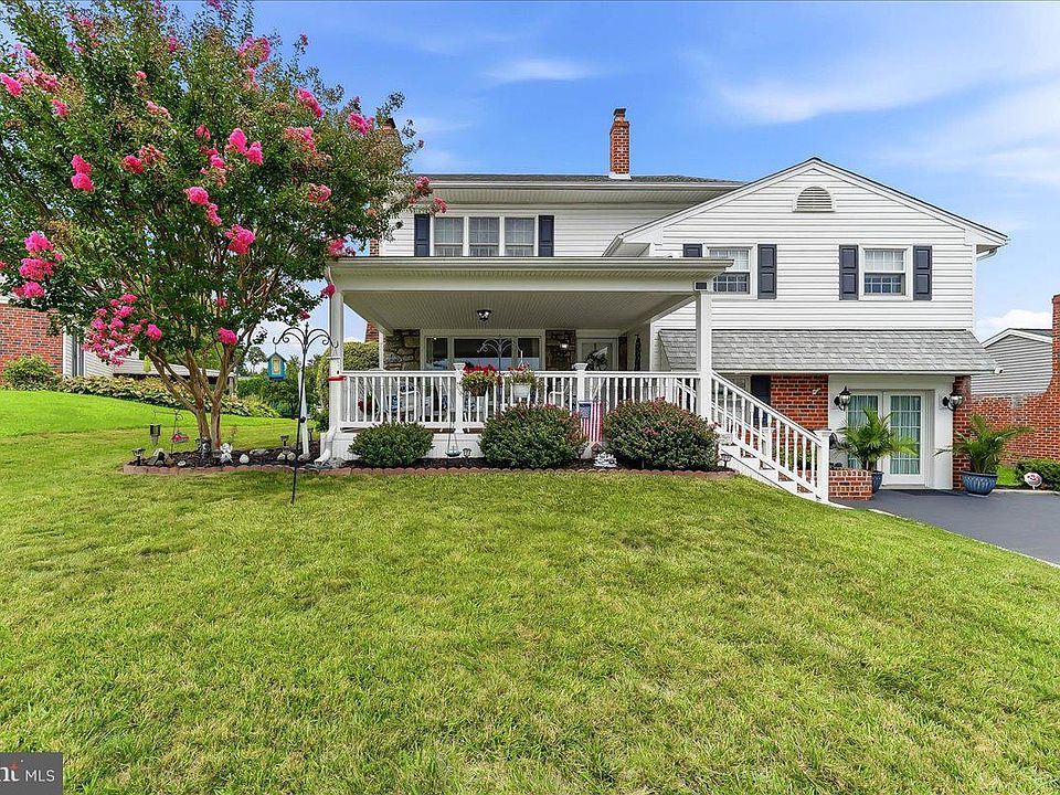 1st image of 320 Columbia Pl