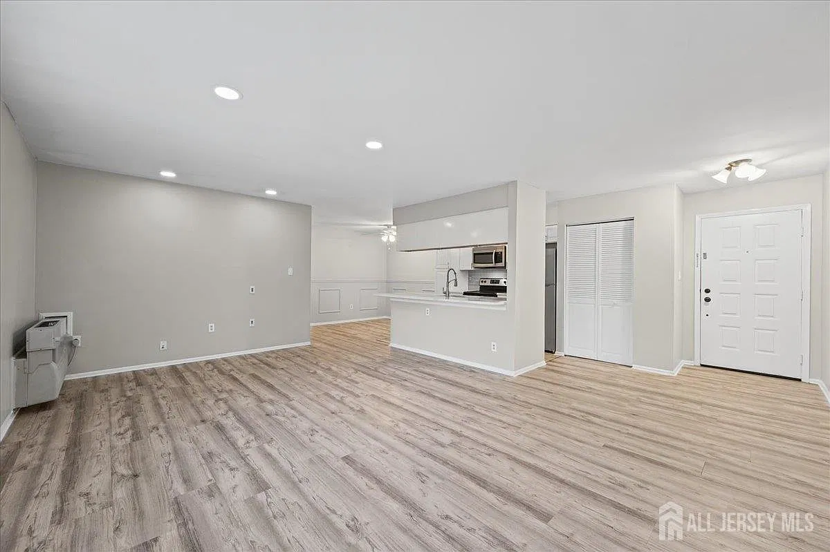 2 bed, 1.0 bath, $2,200 — Photo 3