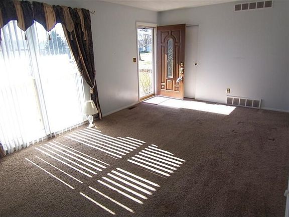 3rd image of 5858 Fairdale Dr