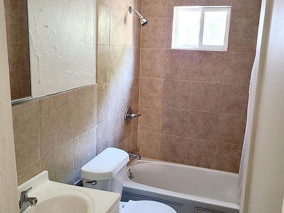 3rd image of 604 NE 31st St