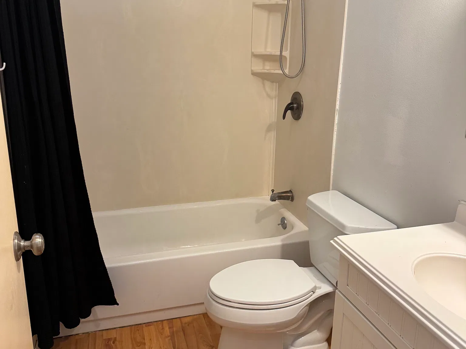 3 bed, 800 sqft, $2,500 — Photo 3
