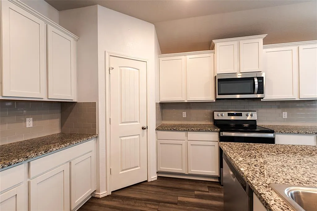 3 bed, 2.0 bath, 2121 sqft, $2,000 — Photo 3