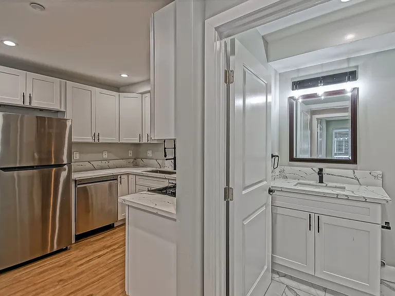 1923 Vanderbilt Ln — Photo 26