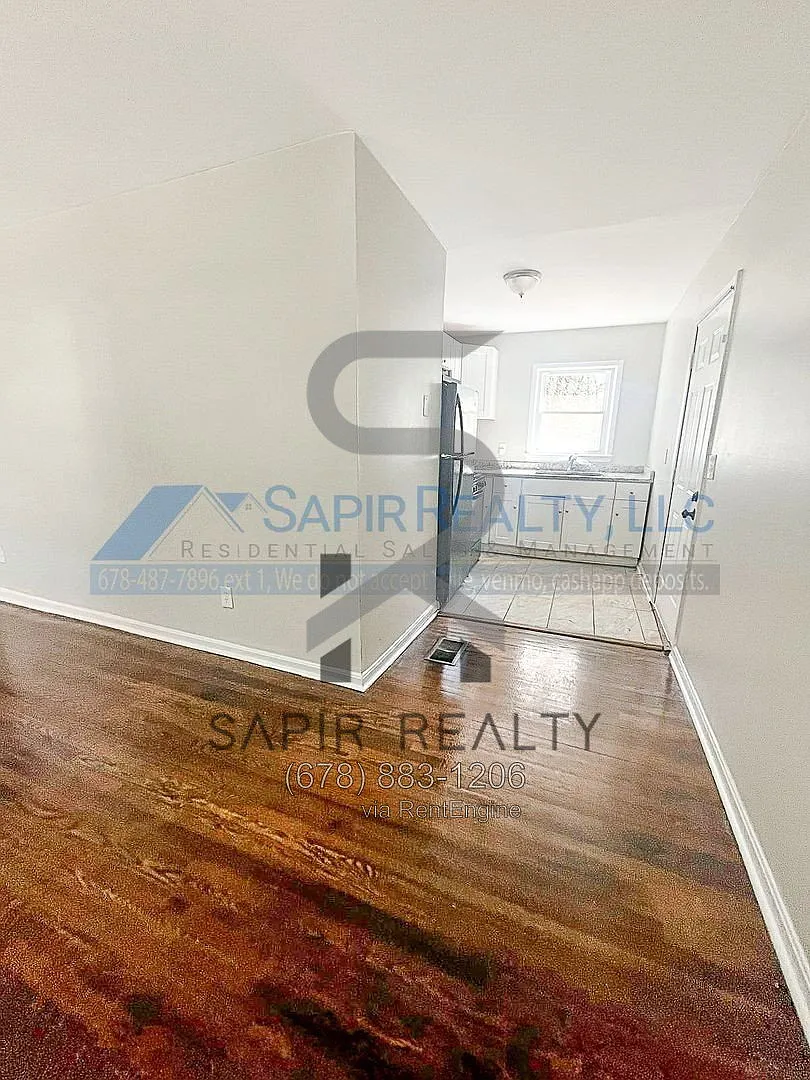 3 bed, 1.0 bath, 1104 sqft, $1,700 — Photo 3