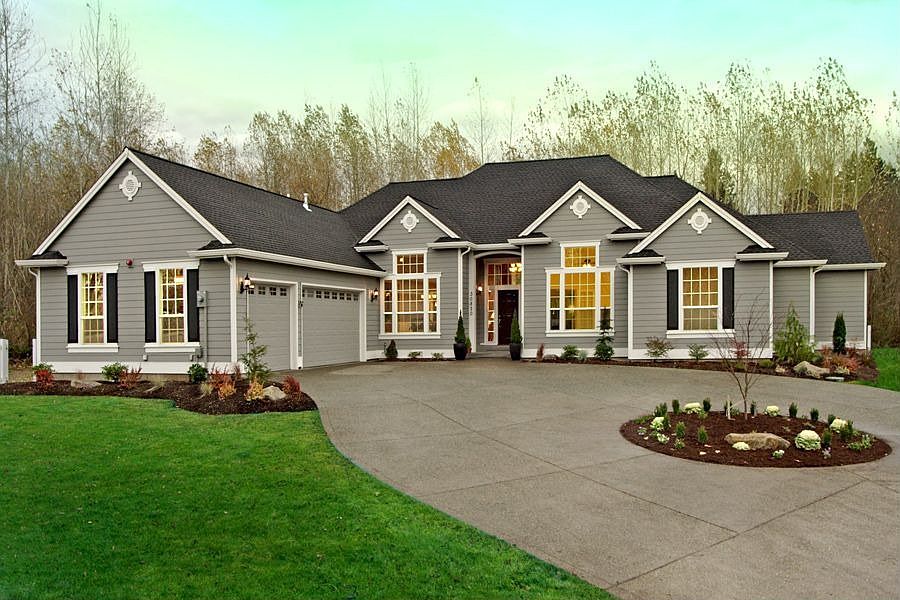 Country Estate nicly positioned on 5.4 acre parcel. Gated community of million $ plus homes. Ranch style living at it's best. All on one level. Soaring ceilings, great views from all rooms.