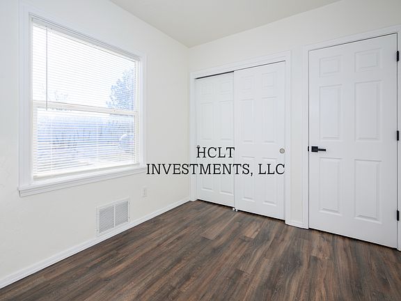 Bedroom w/double closets