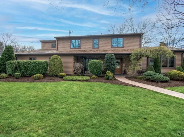 8 Watson Ct, Edison, NJ 08820