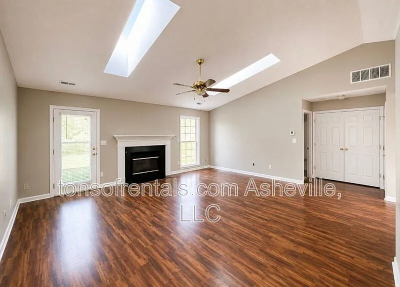 3 bed, 2.0 bath, 1435 sqft, $2,195 — Photo 3