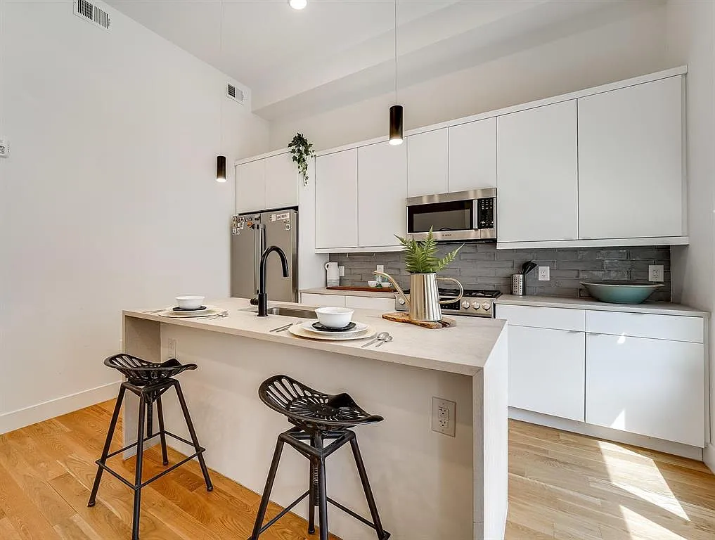 2 bed, 950 sqft, $3,300 — Photo 4