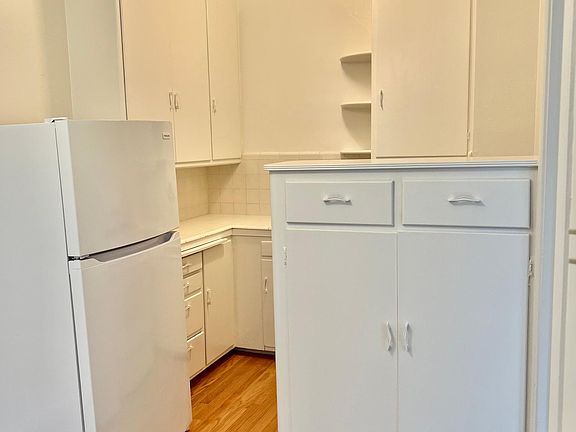 5th image of 205-1855 Pacific Ave #205