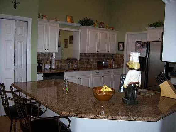 Kitchen with breakfast bar