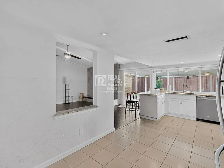 4548 Newcombe Dr — Photo 15