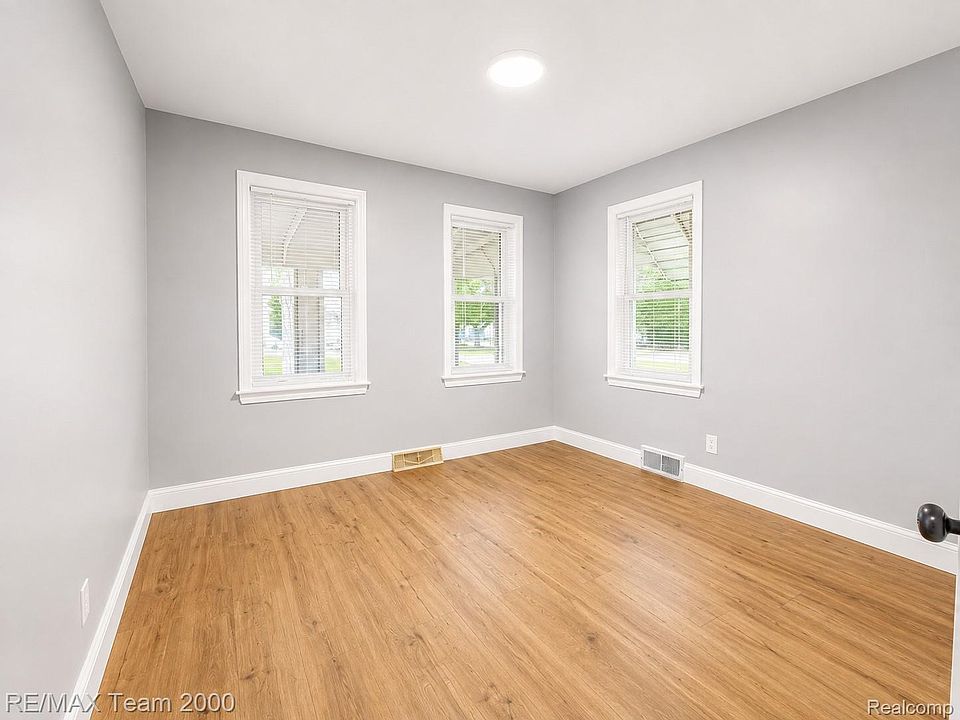 30008 Beechwood St, photo 14