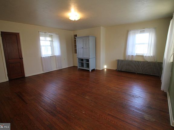 3rd image of 1074 Georgetown Rd
