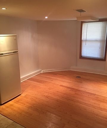 2nd image of 3455 N Leavitt St #G
