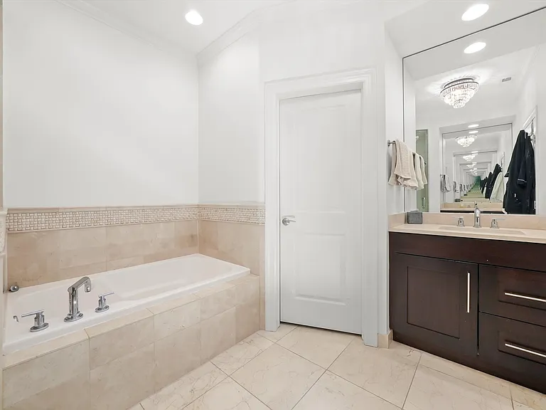 2731 N Wilton Ave #2 — Photo 12