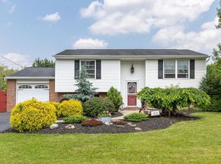 8424 Sweetmill Ln, Clay, NY 13041