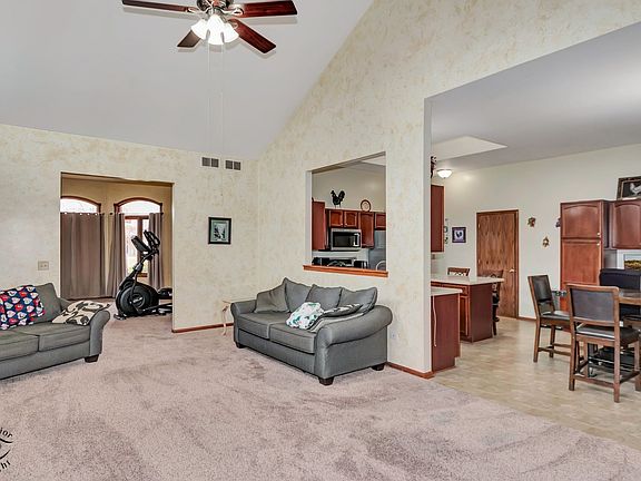 5th image of 18154 Bettenhausen Dr
