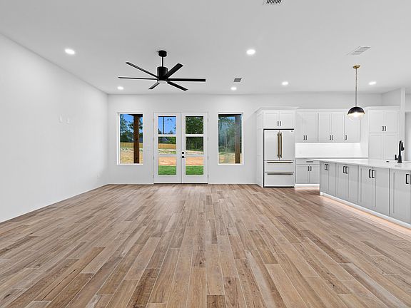 3rd image of 230 Cottonwood Cir S