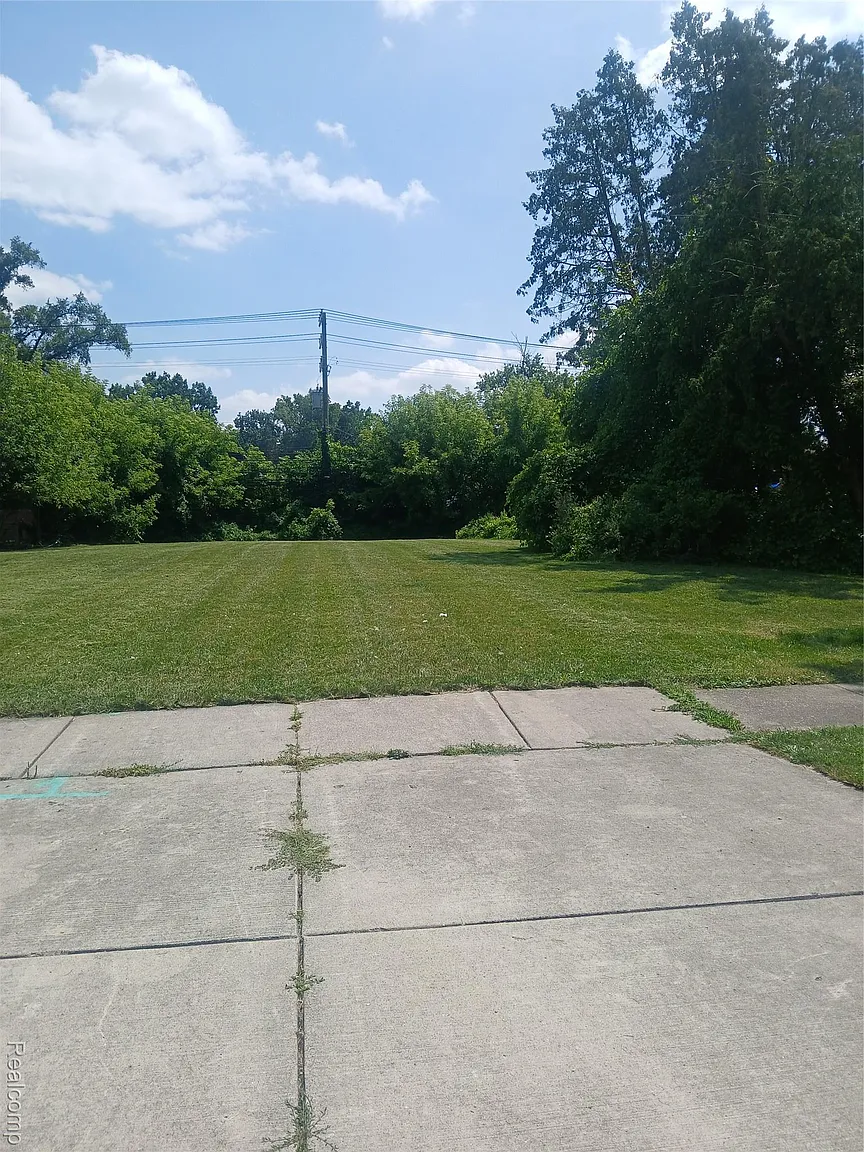 19095 Hilton Dr photo 1