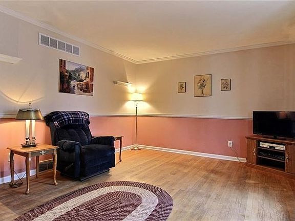 2nd image of 319 Sherwood Dr