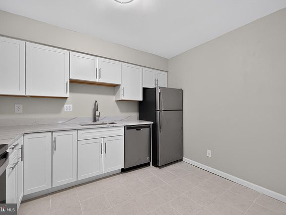 5th image of 4000 Gypsy Ln #618F2