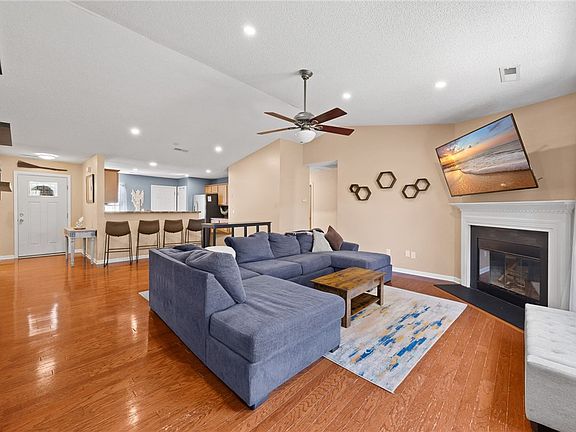 4th image of 120 Crescent Creek Ct