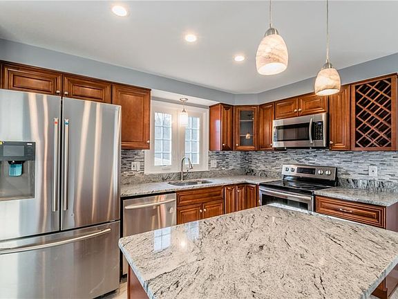 5th image of 155 Holcomb St