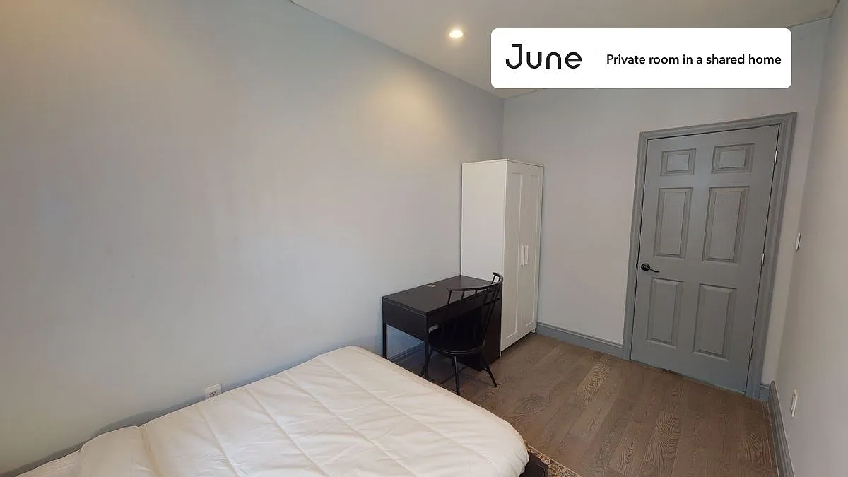 Queen bedroom in 3 bed/1 bath home in East Village #572 C — Photo 2