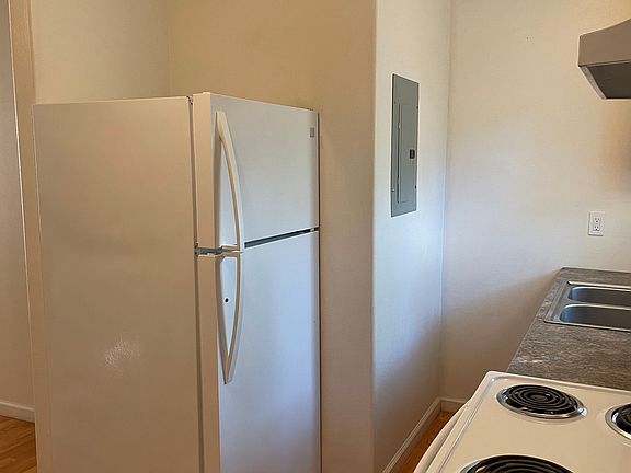 5th image of 3486 Lakeshore Blvd #5