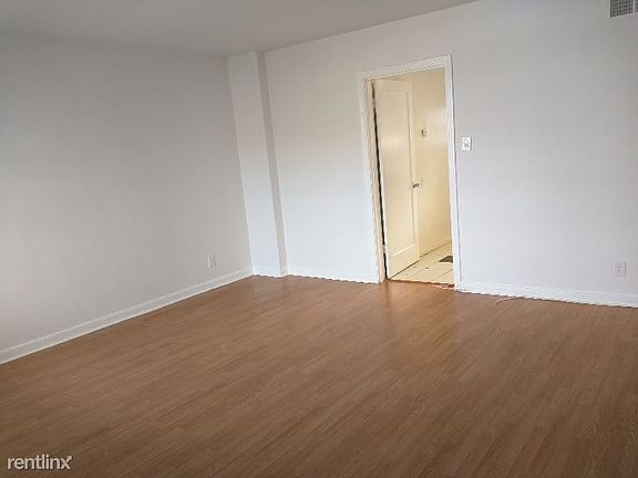 4th image of 439 N Claremont St APT 3