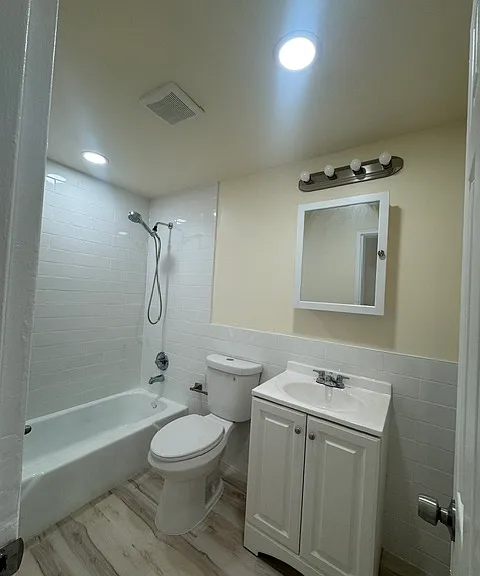 157 Christopher Columbus Dr #2R — Photo 6
