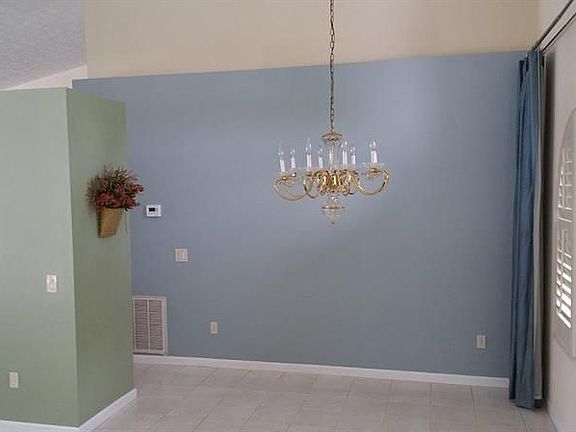 4th image of 691 SE Whitmore Dr