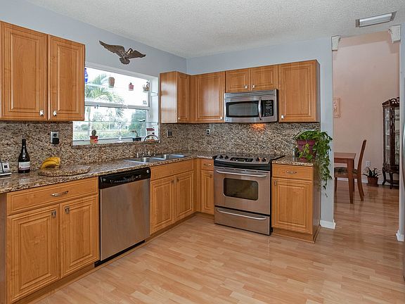 4th image of 20367 Nw 3rd Street
