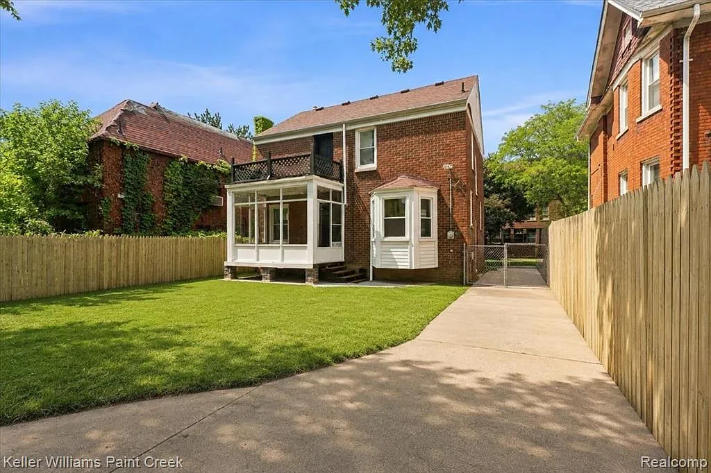 3 bed, 1.0 bath, 1409 sqft, $1,600 — Photo 4