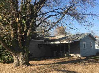 302 W Market St, Wolcott, IN 47995