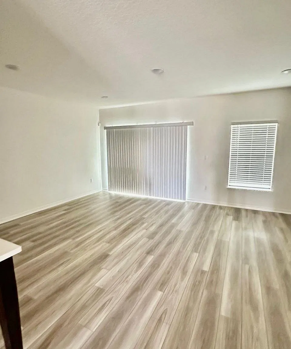 3 bed, 2.5 bath, 1694 sqft, $2,400 — Photo 4