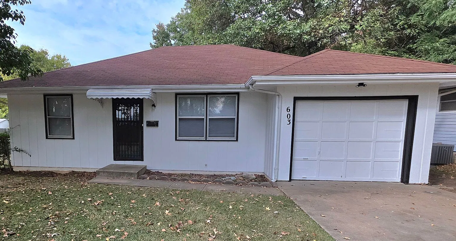 2 Bedroom 2 Bathroom Home $995! — Photo 1