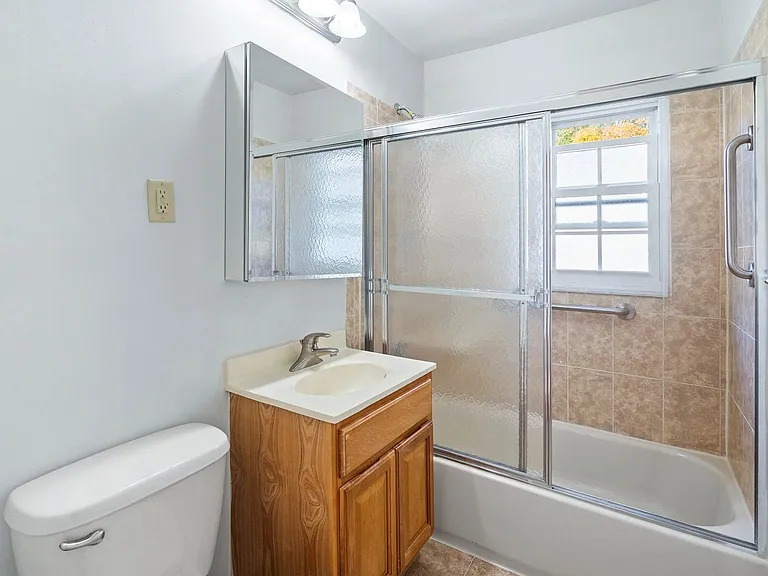 Newtonian Garden Apartments — Photo 26
